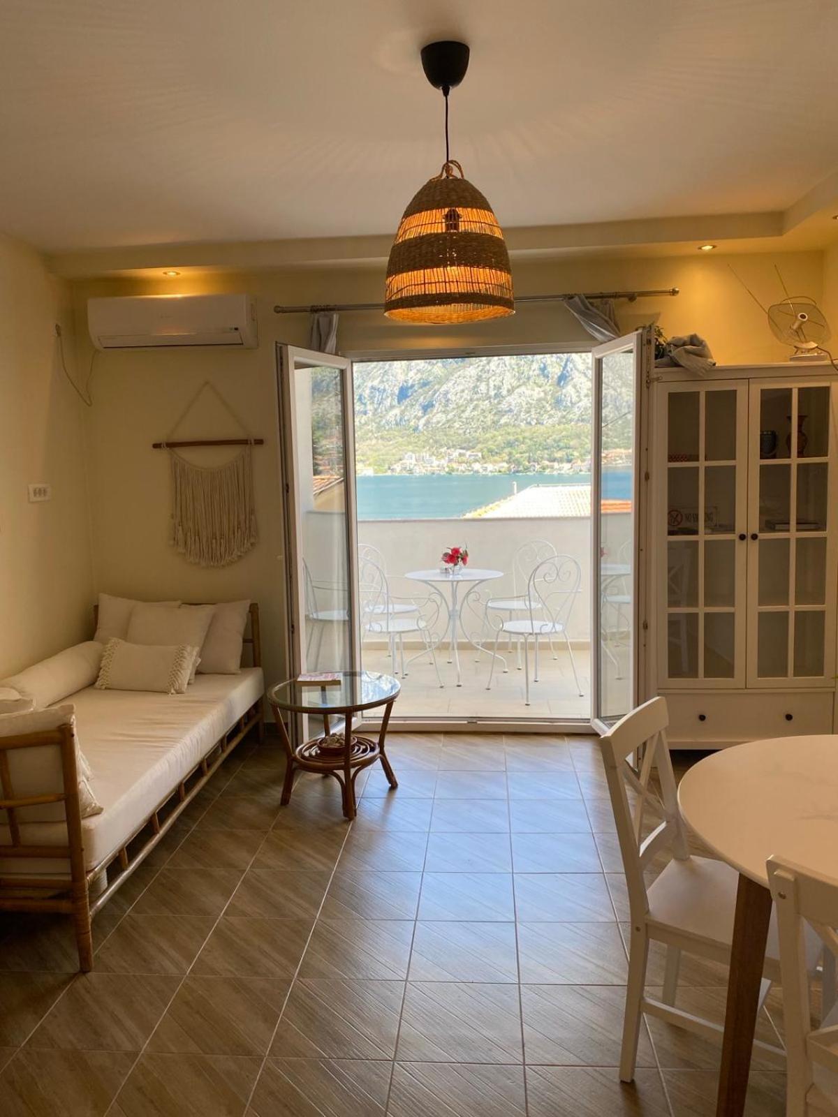 Appartement 2br With Sea View! Prčanj